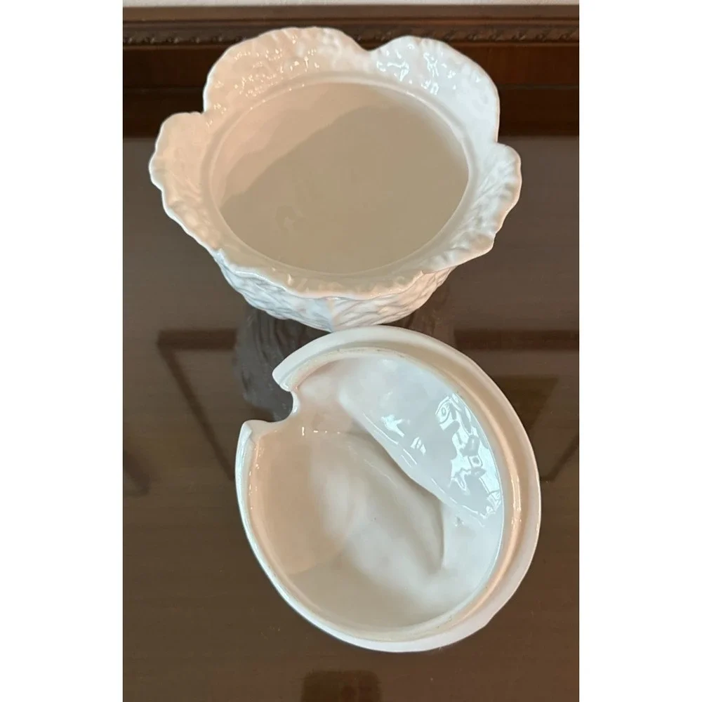 Vintage Portuguese Majolica White Cabbage Leaf Soup‎ Tureen with Lid 8'' x 6''
